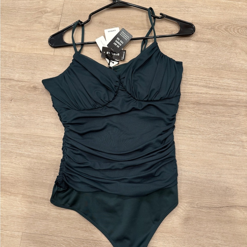 Nwt green Ruched bodysuit with removable pads